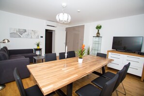 Deluxe Apartment, 3 Bedrooms, Terrace (TOP 12) | In-room dining - Vienna Hotspot - Wien Mitte (Vienna)