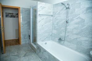 Penthouse Deluxe, 3 chambres, terrasse (TOP 28) | Salle de bain | Baignoire et douche séparées, sèche-cheveux, serviettes fournies