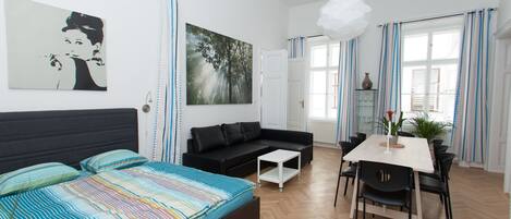 Departamento Confort, 2 habitaciones (TOP 8 C) | Área de sala de estar | Televisión de pantalla plana