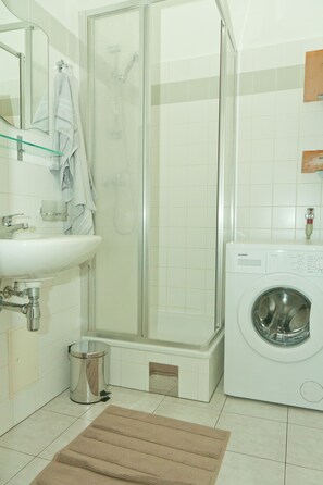 Klassiek appartement, 1 slaapkamer | Badkamer | Een douche, een haardroger, handdoeken