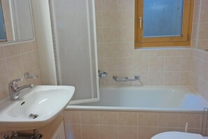 Comfort-Apartment, 2 Schlafzimmer, Balkon | Badezimmer | Badewanne, Handtücher