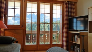 Comfort-Apartment, 2 Schlafzimmer, Balkon | Wohnbereich | Flachbildfernseher, DVD-Player