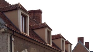 Un bâtiment historique doté de fen êtres en arc et d’une façade de style traditionnel.