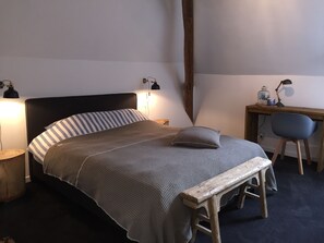 Comfort Double Room (Delft) | Soundproofing, free WiFi, bed sheets - Boutique Hotel B&B Fleurie (Saint-Amand-Montrond)