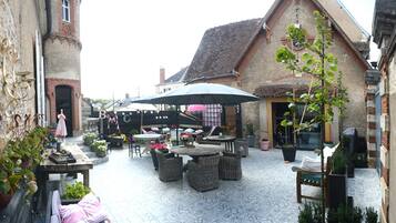 Cour