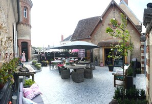 Courtyard - Boutique Hotel B&B Fleurie (Saint-Amand-Montrond)
