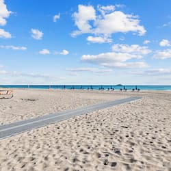 En la playa, arena blanca, camas de playa, sillas reclinables de playa