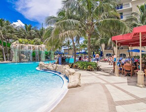 2 utomhuspooler, cabanor (tilläggsavgift) och parasoller