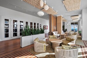 3 restaurantes; se sirve desayuno, almuerzo, cena y brunch