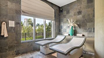 Salas de tratamiento para parejas, un sauna, baño turco