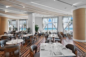 3 间餐厅，供应早餐、午餐和晚餐，美洲菜