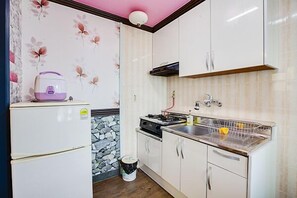 Cucina privata | Frigorifero con congelatore, microonde (su richiesta), piano cottura