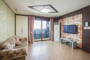 Living area - Jeju Green Beach Pension (Jeju City)