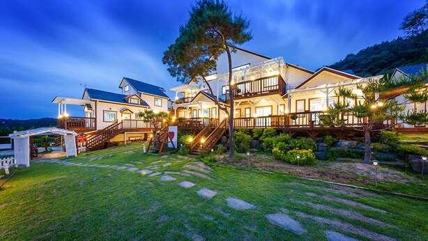 Bagian depan properti - sore/malam