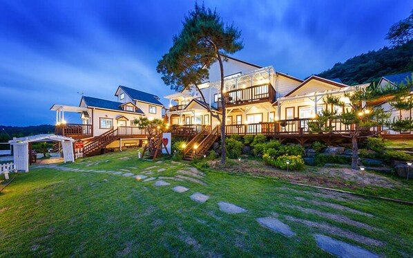 Front of property - evening/night - Hoengseong Hello412 Pension (Hoengseong)