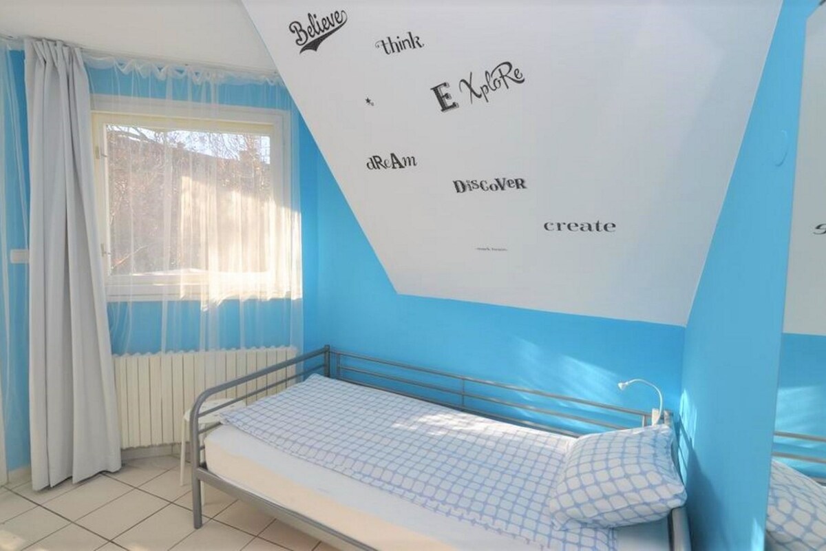 Chambre avec lits jumeaux, salle de bains commune