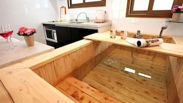 Deep soaking bathtub