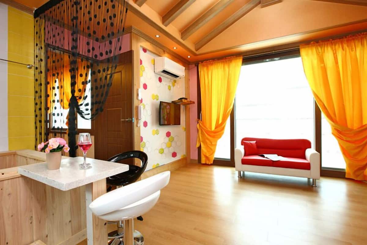 Room (Healing B) | Living area | Flat-screen TV