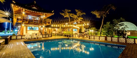 Piscine extérieure (ouverte en saison)