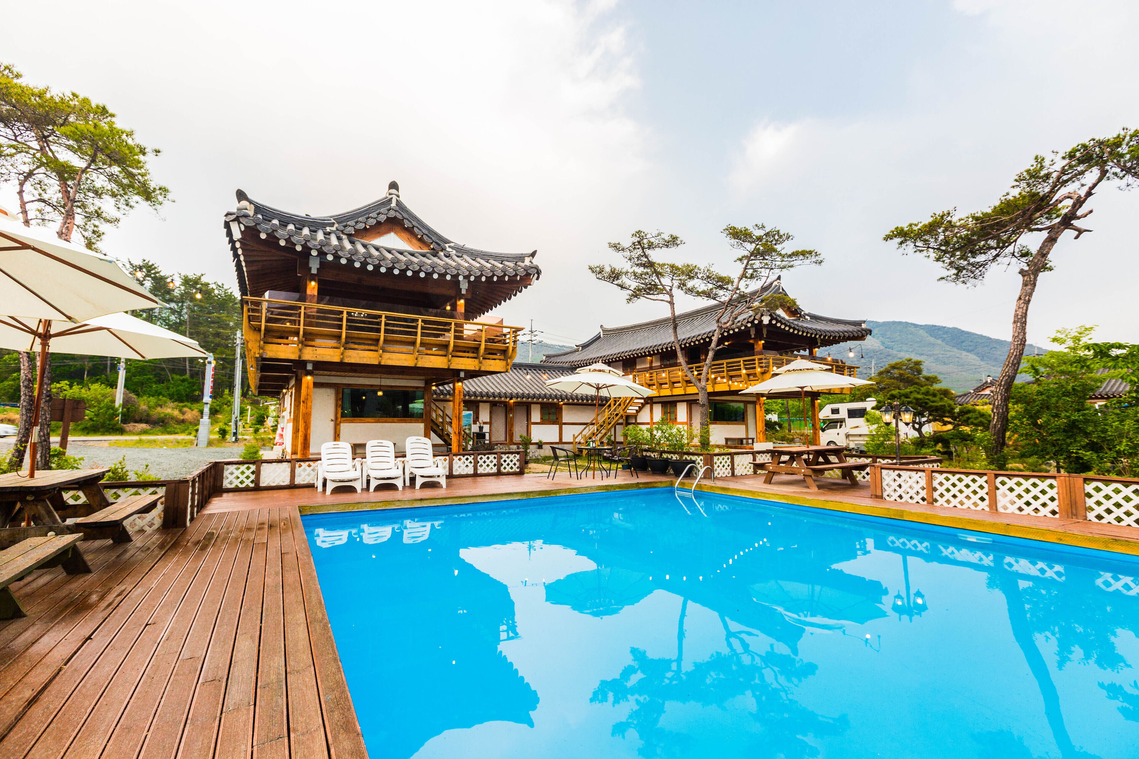 Una piscina al aire libre de temporada