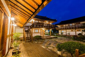 Courtyard - Gyeongju West Namsan Hanok Pension (Gyeongju)