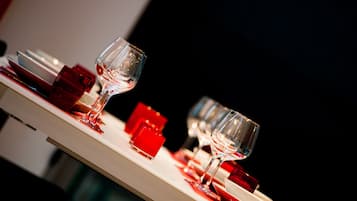 A table with wine glasses and red glasses.