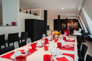 Deluxe-Apartment, 2 Schlafzimmer, eigenes Bad, Stadtblick | Essbereich im Zimmer
