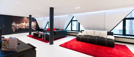 Deluxe-huoneisto, 2 makuuhuonetta, oma kylpyhuone, kaupunkinäköala | Oleskelualue | Taulutelevisio