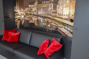 Penthouse exclusivo, 1 cama King size y sofá cama, vista a la ciudad | Área de sala de estar | Televisión de pantalla plana 