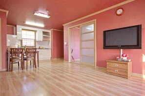 Living area | Flat-screen TV