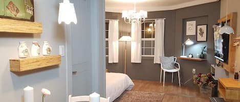 Studio, terrasse (Rose Hip) | Oppholdsområde | En 42-tommers Flatskjerm-TV med kabel-kanaler samt TV