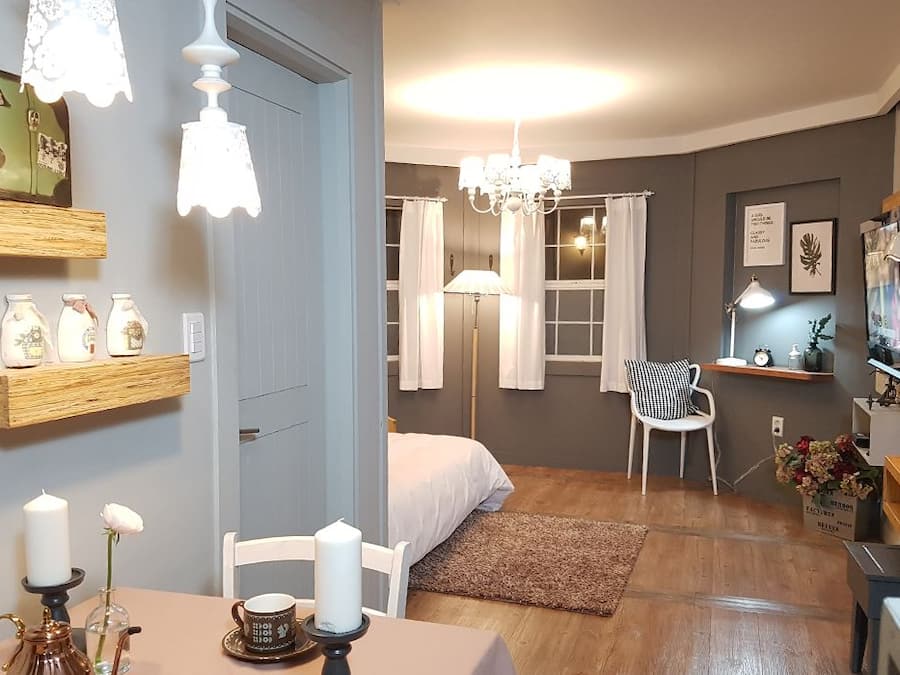 Studio, terassi (Rose Hip) | Oleskelualue | 42–tuumainen taulutelevisio, jossa kaapelikanavat