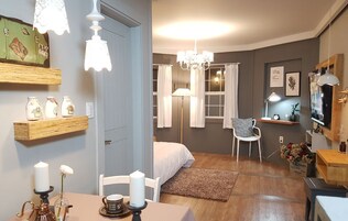 로즈힙 (원룸형+테라스) | 거실 공간 | 케이블 채널 시청이 가능한 42인치 평면 TV, TV