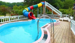 Piscine extérieure en saison