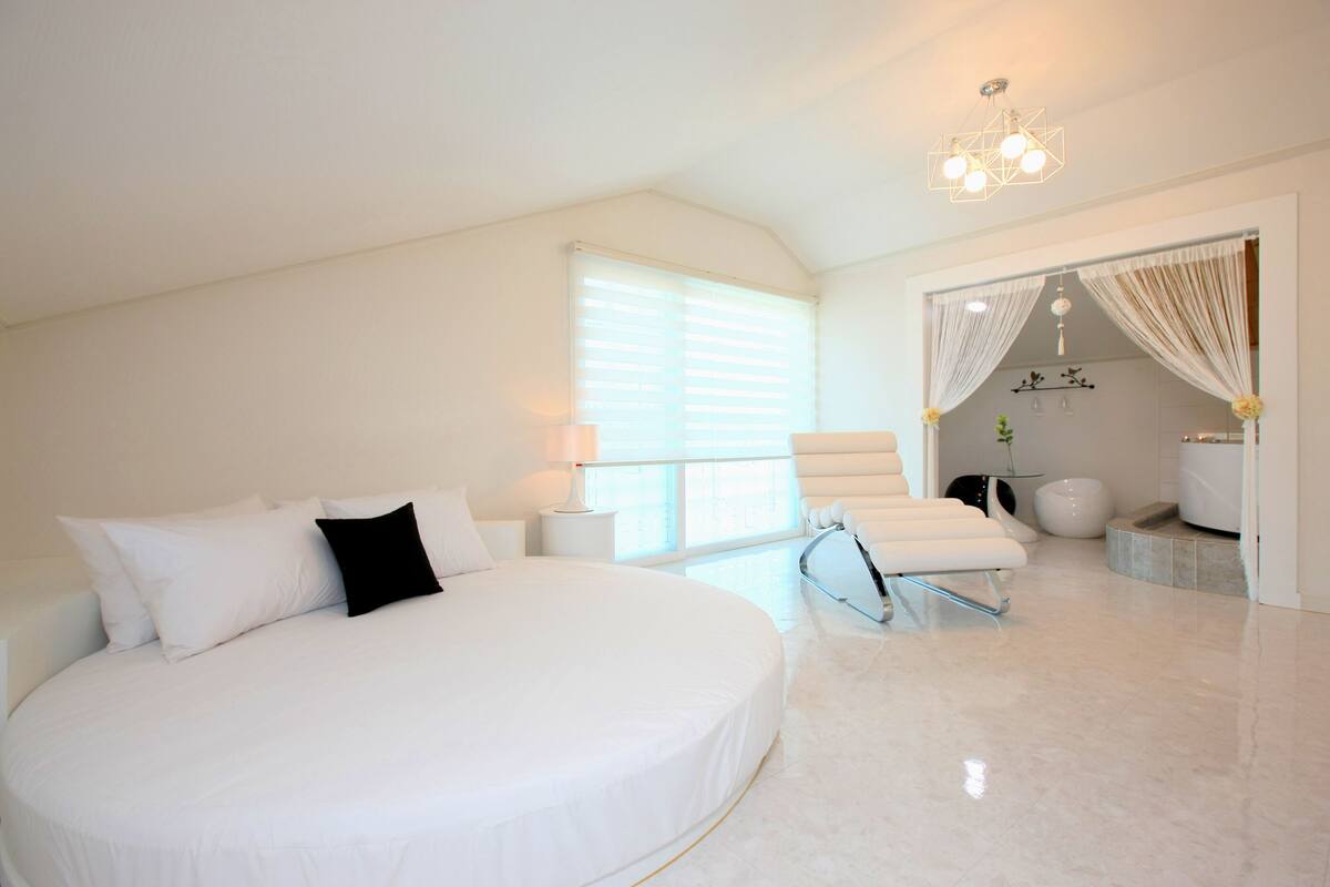 Deluxe Room | Desk, free WiFi