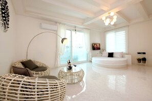 ห้องสแตนดาร์ด | บริเวณนั่งเล่น | ทีวีจอแบน