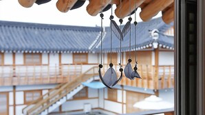 Un edificio japonés tradicional con estructuras de madera y una escalera visible.