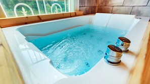 Studio, Jetted Tub (Daisy) | Jetted tub