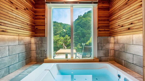 Bañera de hidromasaje privada