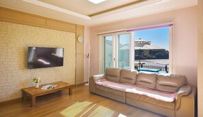 102 | Living area | Flat-screen TV