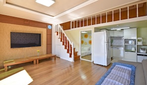 101 | Living area | Flat-screen TV - Yeosu Good Morning Pension (Yeosu)
