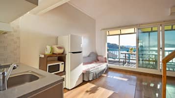 202 | Private kitchen | Full-size fridge, microwave, stovetop, electric kettle