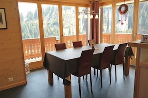 Apartment, 3 Bedrooms, Balcony, Mountain View | In-room dining