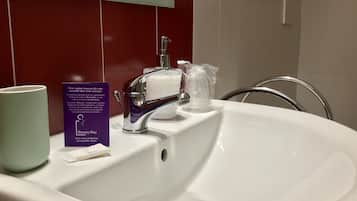 Habitación doble (FLORIO) | Baño | Regadera, regadera tipo lluvia, amenidades de baño gratuitas, bidet