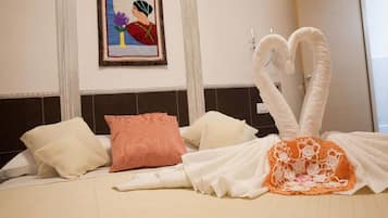 Habitación cuádruple (TIFFANY) | Ropa de cama de alta calidad, escritorio y insonorización