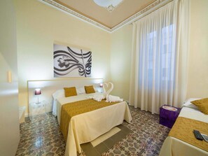 Triple Room (LIBERTY) | Premium bedding, desk, soundproofing, iron/ironing board - Belle Epoque B&B (Trapani)