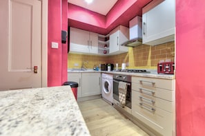 Microwave, coffee/tea maker - Syozant Drumdryan Central ApartHotel (Edinburgh)