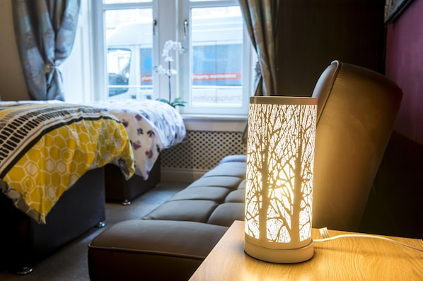 Laptop workspace, iron/ironing board, free WiFi, bed sheets - Syozant Drumdryan Central ApartHotel (Edinburgh)