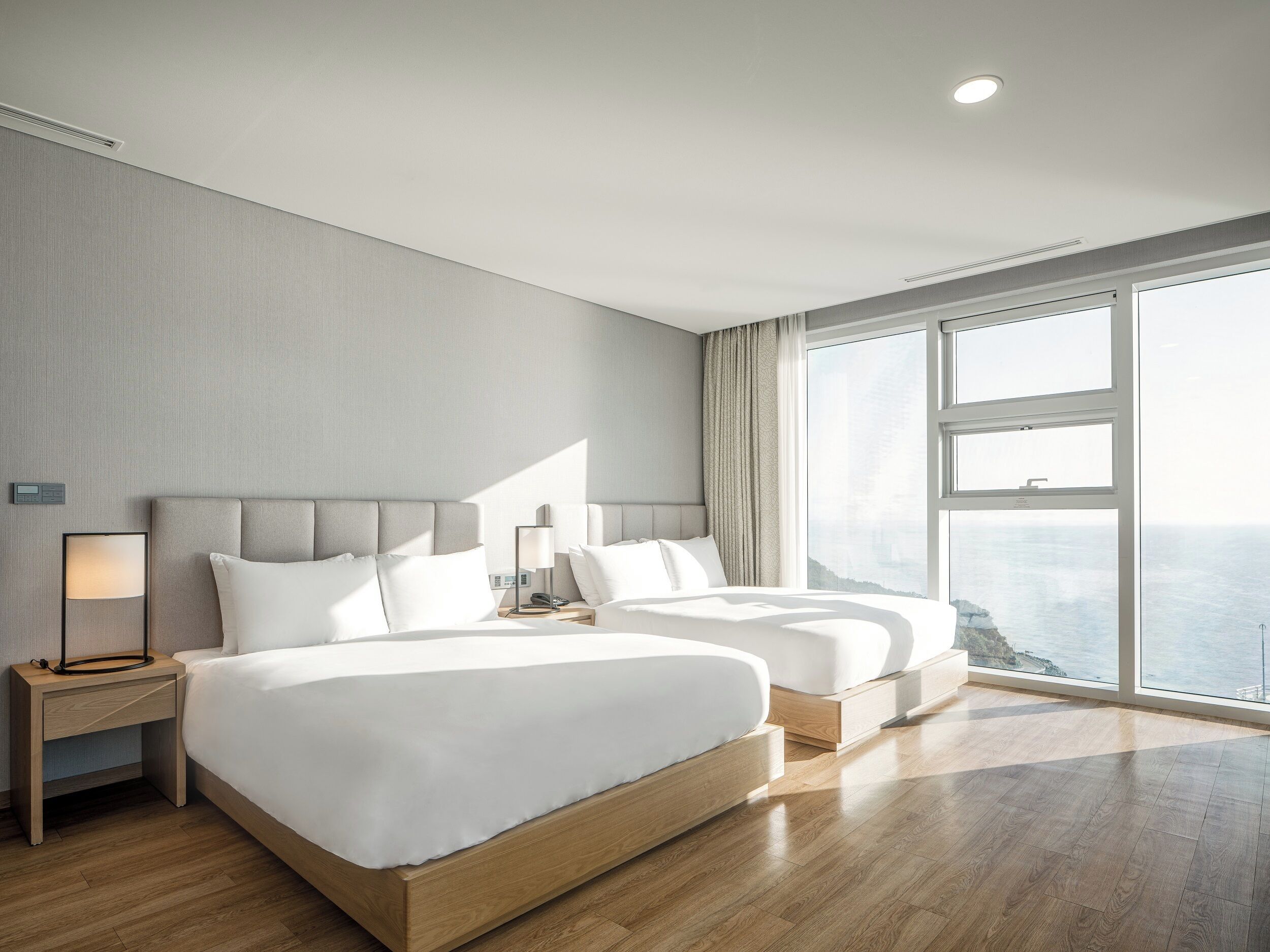 Caja fuerte, cortinas opacas, ropa de cama