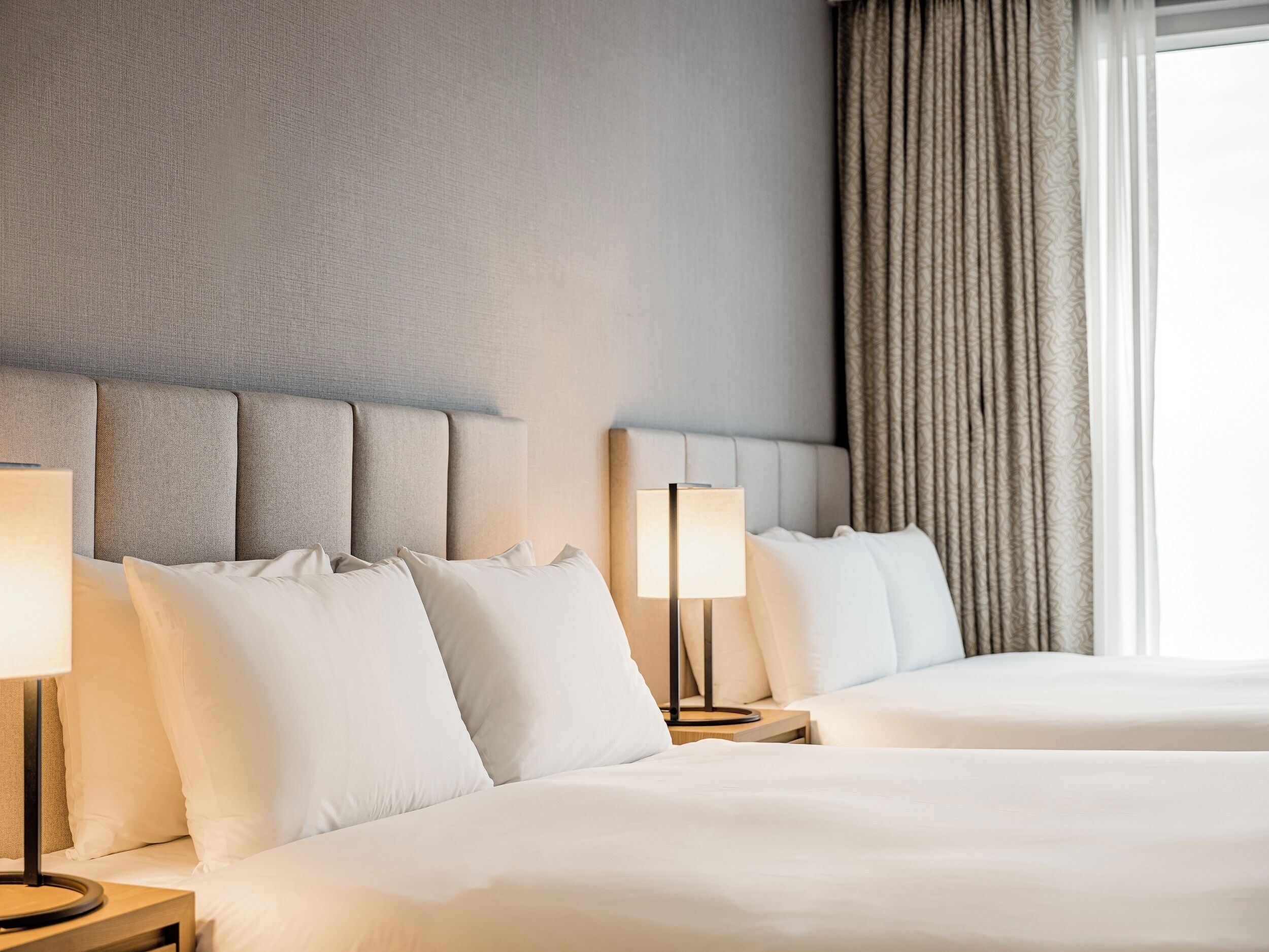 Caja de seguridad en la habitación, cortinas blackout y ropa de cama 